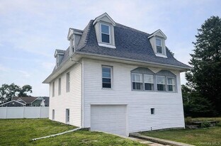 49 Gladys St in Lindenhurst, NY - Building Photo