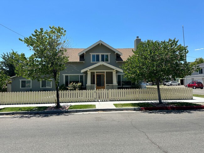 486 Grove St in Bishop, CA - Building Photo - Building Photo