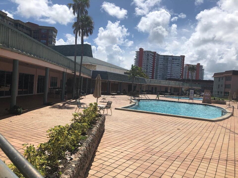 1551 NE Miami Gardens Dr in North Miami Beach, FL - Foto de edificio