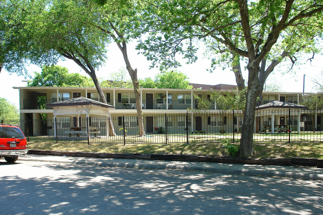 Elmhurst Place Apartments in San Antonio, TX - Foto de edificio