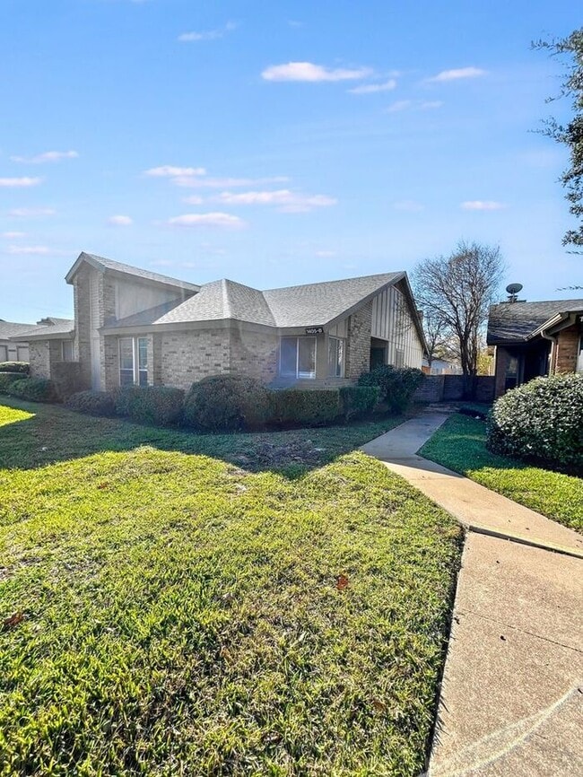 property at 1405 W Braker Ln