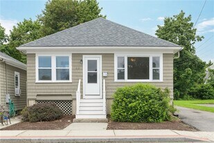 113 Maple Ave in Barrington, RI - Building Photo