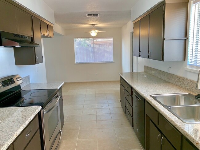 1014 Harvard Ave in Clovis, CA - Building Photo - Building Photo