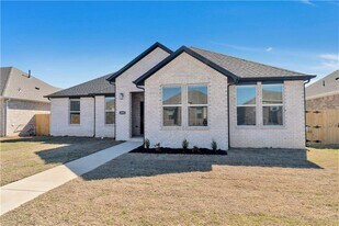 4805 W Sturgeon St in Fayetteville, AR - Building Photo