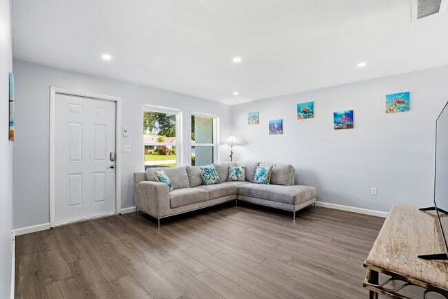 4502 Parrot Ave in Naples, FL - Foto de edificio - Building Photo