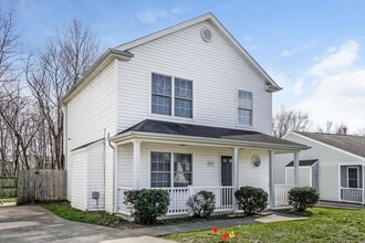 6311 Hackel Dr in Louisville, KY - Foto de edificio - Building Photo