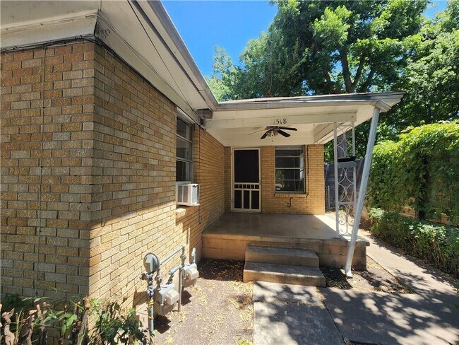 1518 Ullrich Ave in Austin, TX - Foto de edificio - Building Photo