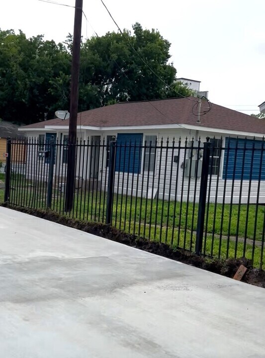 1704 Sam Wilson St in Houston, TX - Building Photo