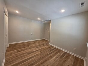 516 Vaughan Ave in Hampton, VA - Building Photo - Building Photo