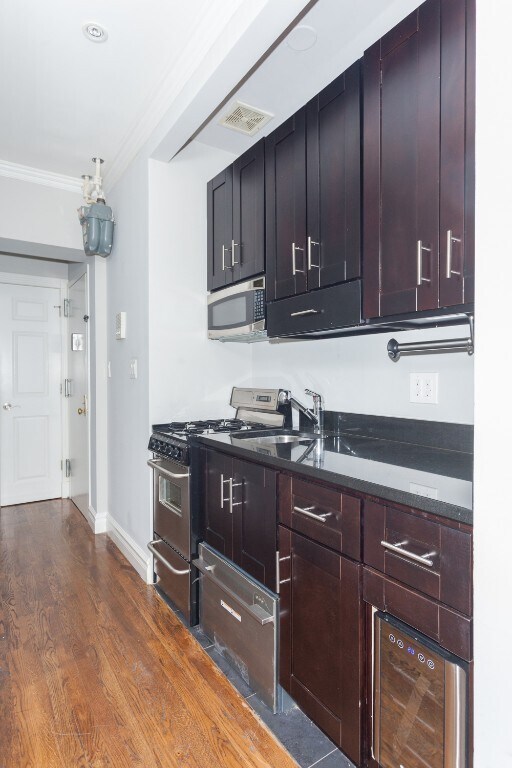 250 Mott St