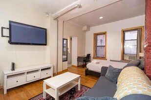 329 E 94th St in New York, NY - Building Photo