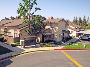 Plaza del Real in Bakersfield, CA - Foto de edificio - Building Photo