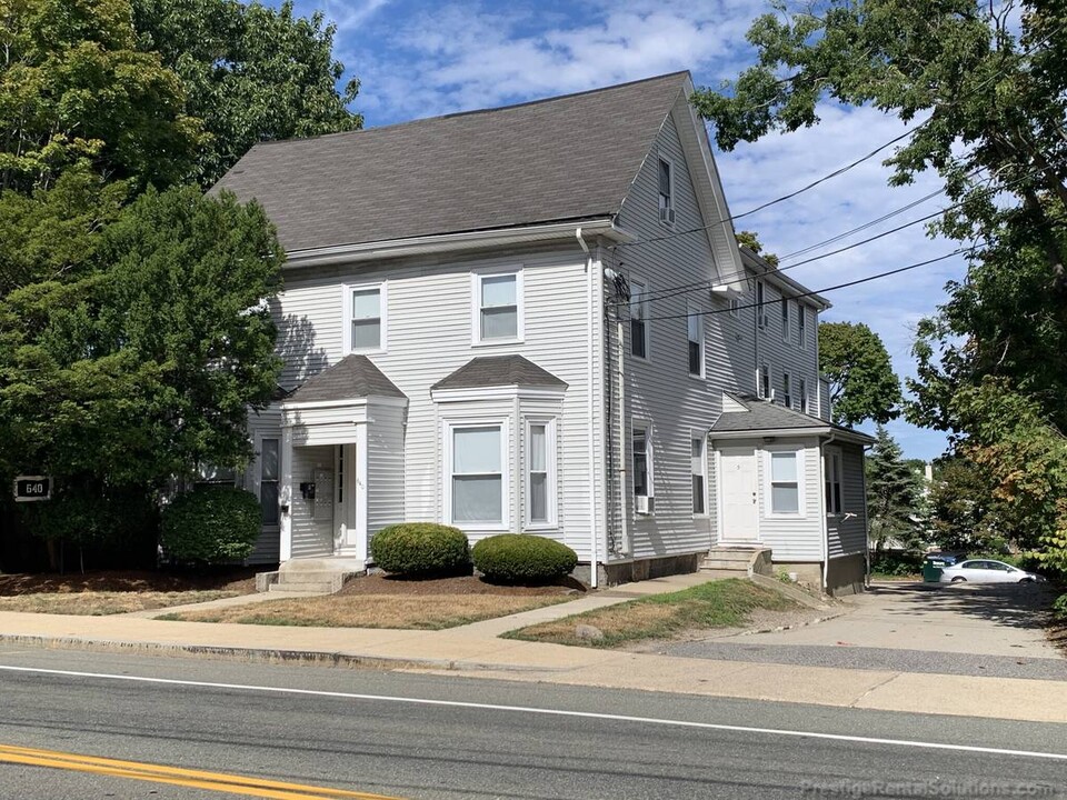 654 Washington St, Unit 1 in Braintree, MA - Foto de edificio