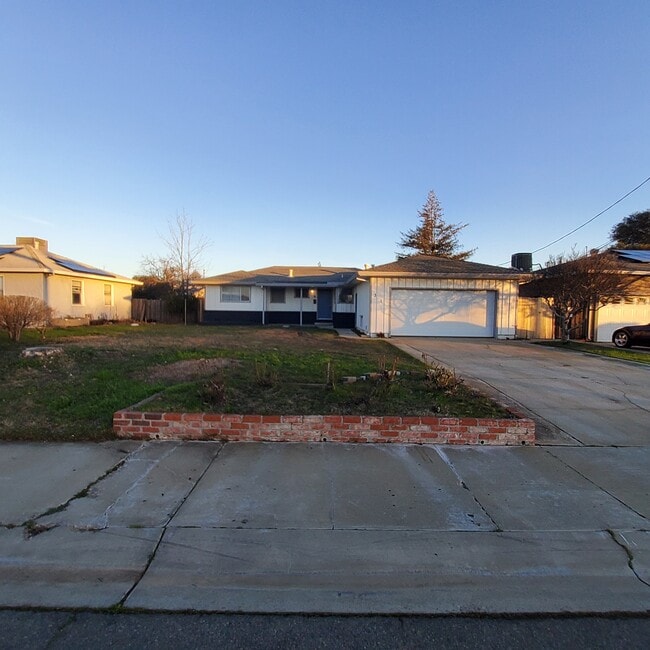 property at 31 E 24th St