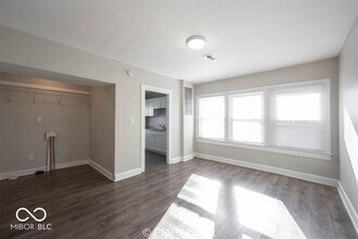 5045 E 10th St in Indianapolis, IN - Foto de edificio - Building Photo