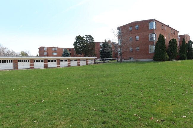 Sterling Manor Apartments in Sterling, IL - Building Photo - Building Photo