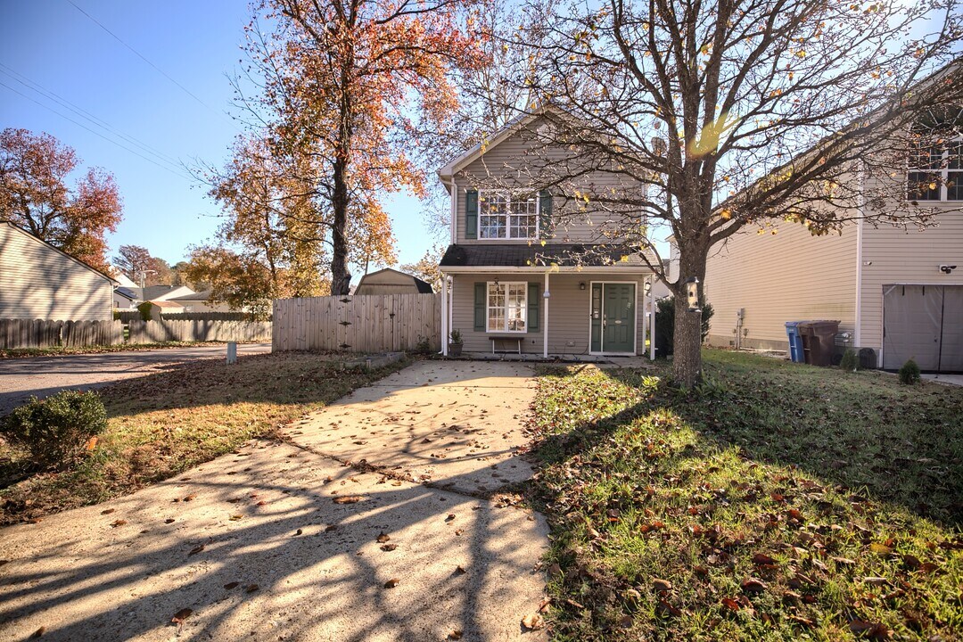 220 Hinton Ave in Chesapeake, VA - Building Photo