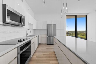 101 Diplomat Pkwy, Unit 901 in Hallandale Beach, FL - Building Photo - Building Photo