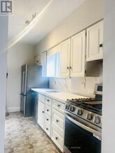 166 Chaplin Crescent in Toronto, ON - Building Photo - Building Photo