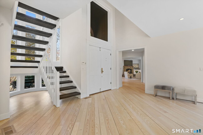 32 Buttonball Ln in Weston, CT - Building Photo - Building Photo