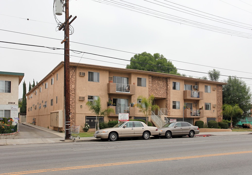 Vangwin Apartments in Van Nuys, CA - Building Photo