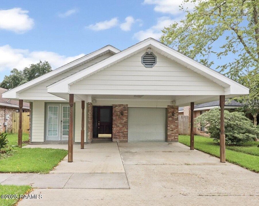 106 Darteze Dr in Lafayette, LA - Building Photo