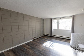 Mount Royal on 14th Apartments in Calgary, AB - Building Photo - Building Photo