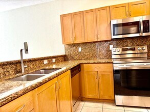 4902 SW 141st Ave in Miramar, FL - Foto de edificio - Building Photo