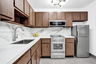 5325 SW 77th Ct in Miami, FL - Building Photo - Building Photo