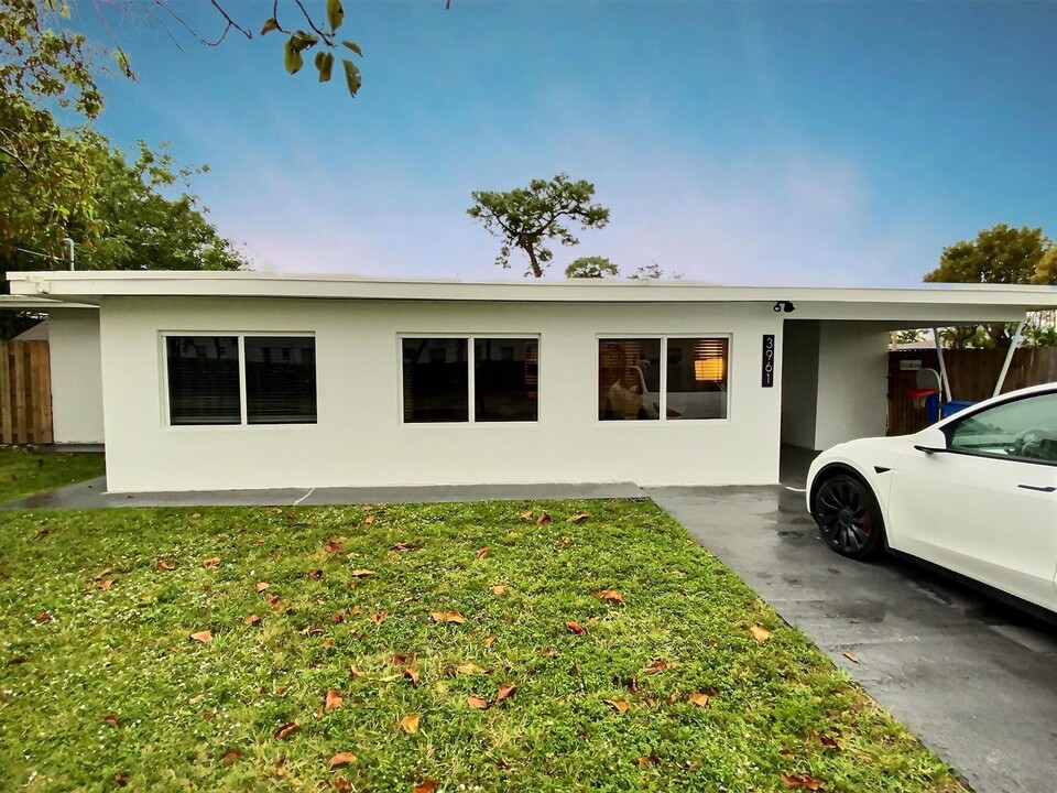 3961 NE 10th Ave in Oakland Park, FL - Building Photo