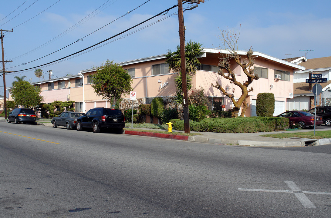 831 S Flower St in Inglewood, CA - Building Photo