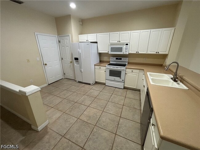 8271 Village Edge Cir in Ft. Myers, FL - Building Photo - Building Photo