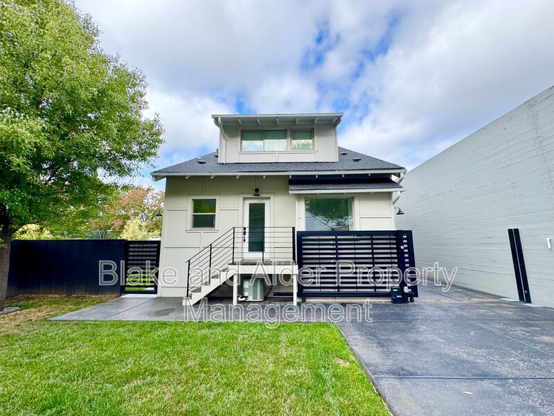 3556 NE Sandy Blvd in Portland, OR - Building Photo