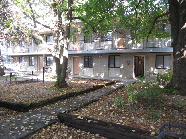 Courtyard Apartments in Owatonna, MN - Building Photo - Building Photo