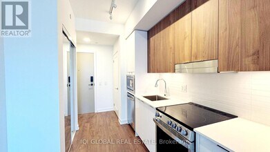 5105 Hurontario St in Mississauga, ON - Building Photo - Building Photo