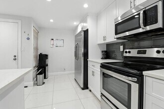 6 Royal Palm Way, Unit 105 in Boca Raton, FL - Foto de edificio - Building Photo