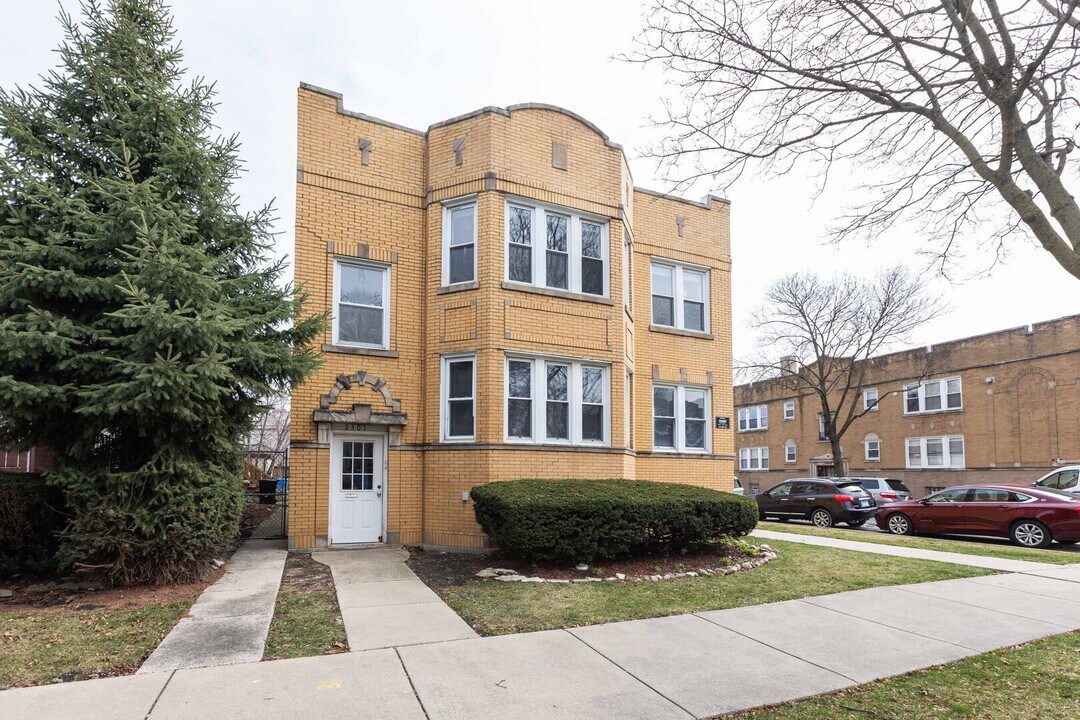 2301 N Lowell Ave in Chicago, IL - Building Photo