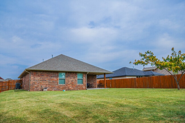 324 SW 147th St in Oklahoma City, OK - Foto de edificio - Building Photo