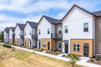 Village 43 in Brown Deer, WI - Foto de edificio - Building Photo