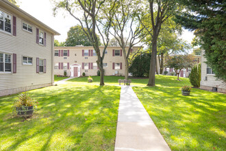 Post House in Westbury, NY - Building Photo - Building Photo