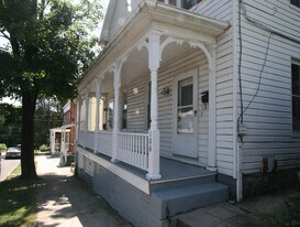106 E South St in Martinsburg, WV - Building Photo