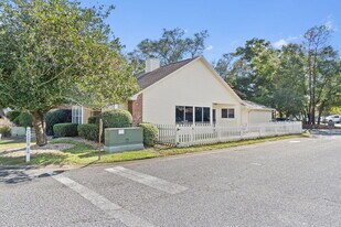 110 Parkwood Dr in Niceville, FL - Building Photo