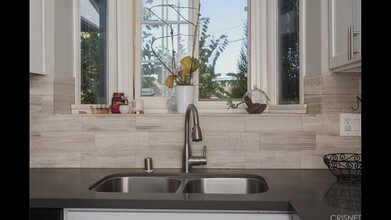 7344 Topeka Dr in Los Angeles, CA - Foto de edificio - Building Photo