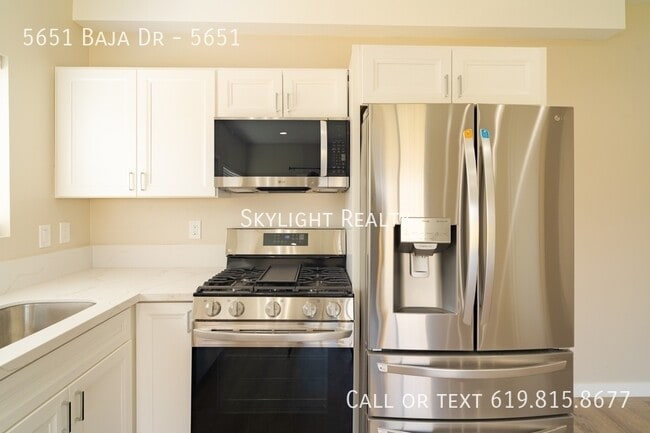 5651 Baja Dr in San Diego, CA - Building Photo - Building Photo