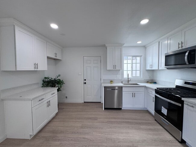 property at 618 W 6th St