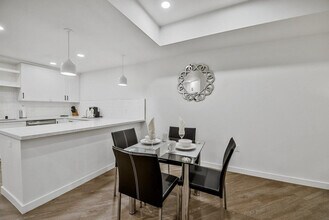 375 Camino De La Reina in San Diego, CA - Building Photo - Building Photo