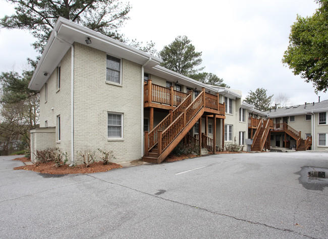 1879 NE Johnson Rd in Atlanta, GA - Foto de edificio - Building Photo