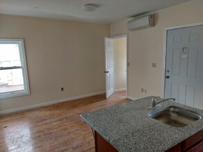 76-76 New Park Ave, Unit 3B in Hartford, CT - Building Photo - Building Photo