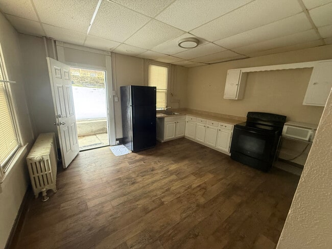 120-122-122 N 3rd St, Unit Apt B in Jeannette, PA - Building Photo - Building Photo