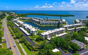 4370 Chatham Dr-Unit -306 in Longboat Key, FL - Foto de edificio - Building Photo